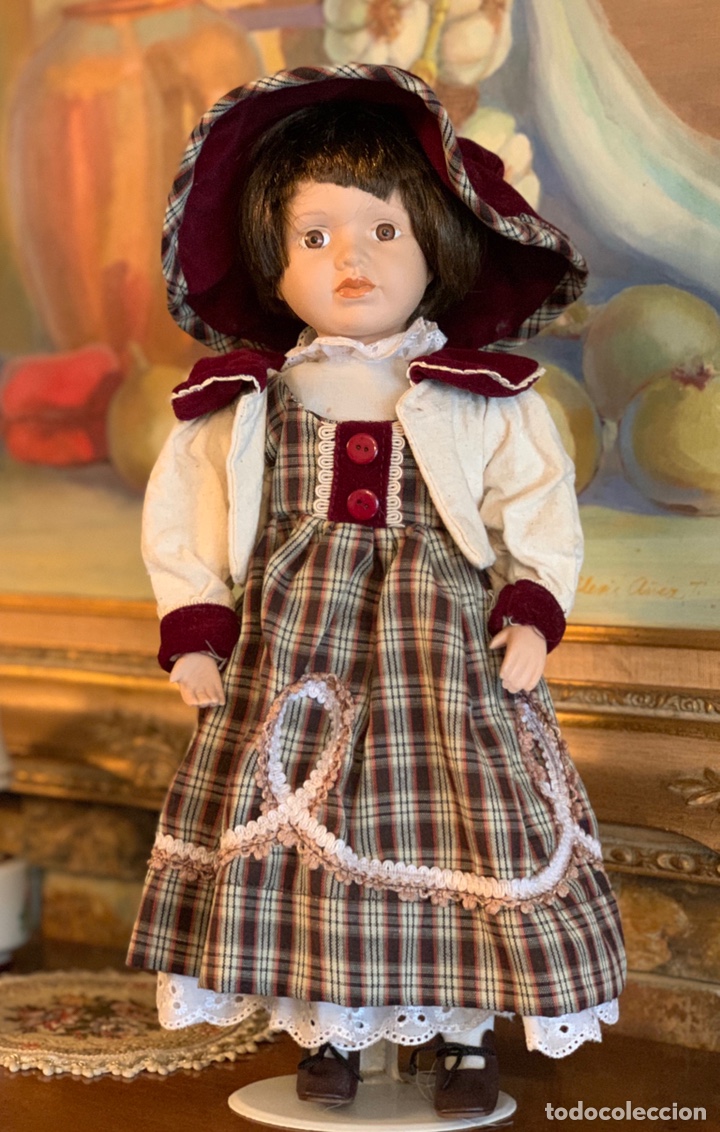 Muñeca De Porcelana Con Vestido Dorado