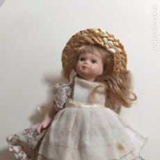 Muñecas Porcelana: MUÑECA DE PORCELANA CON SU TRAJE ORIGINAL.. Lote 209399120