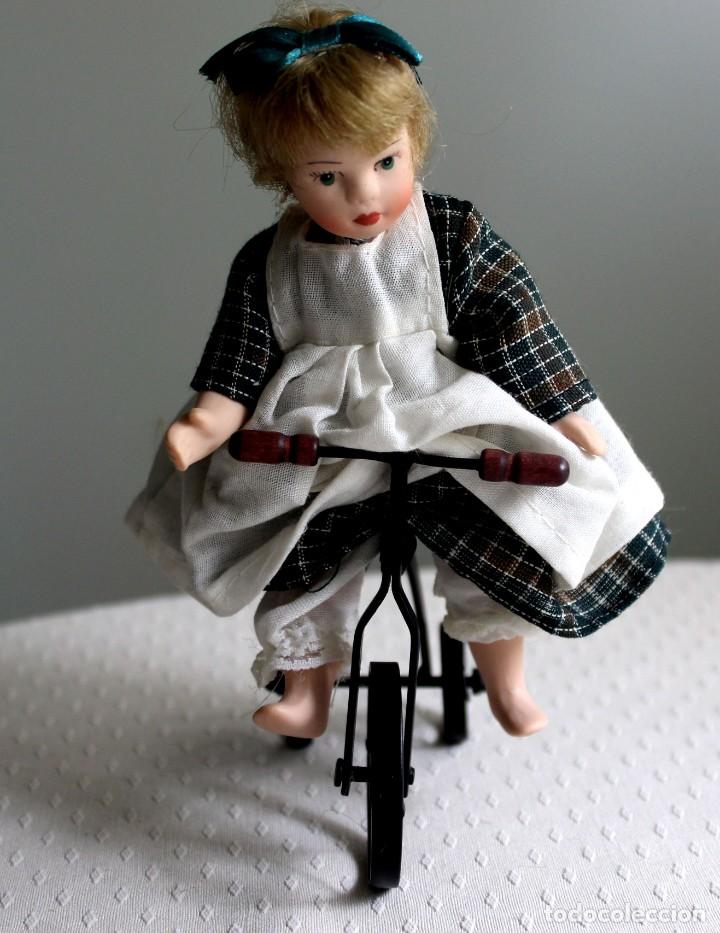 Mu&ntilde;ecas porcelana: Mu&ntilde;eca con bici - Foto 2