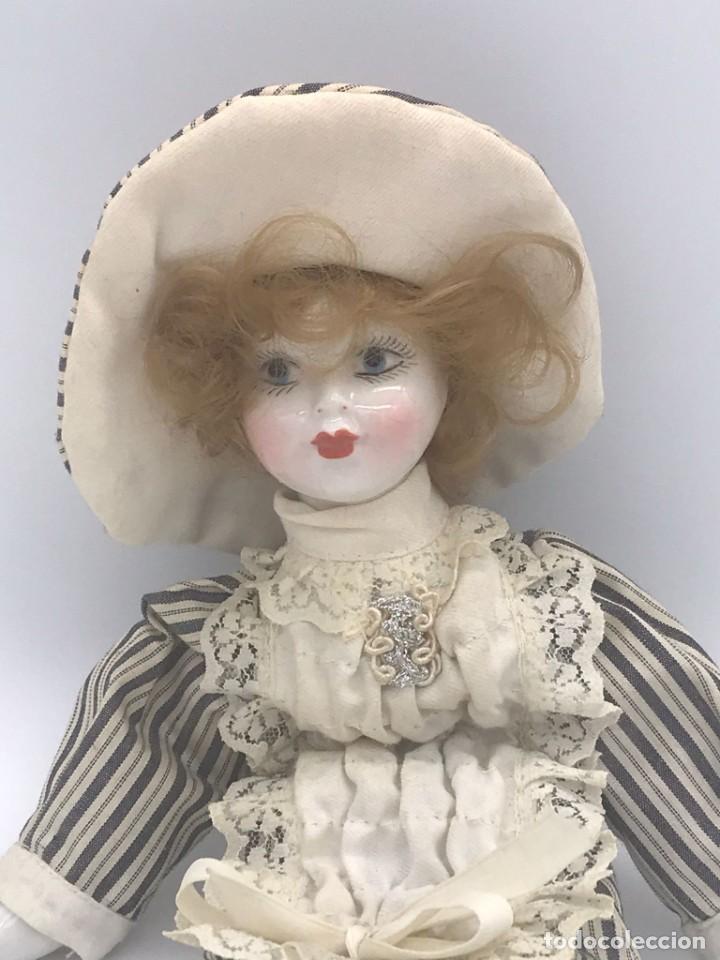 muñeca de porcelana bonita