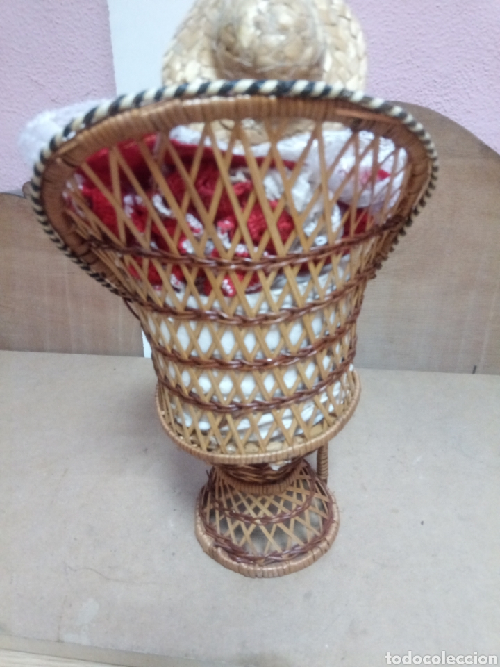 Mu&ntilde;ecas porcelana: Mu&ntilde;eca con silla de mimbre - Foto 2