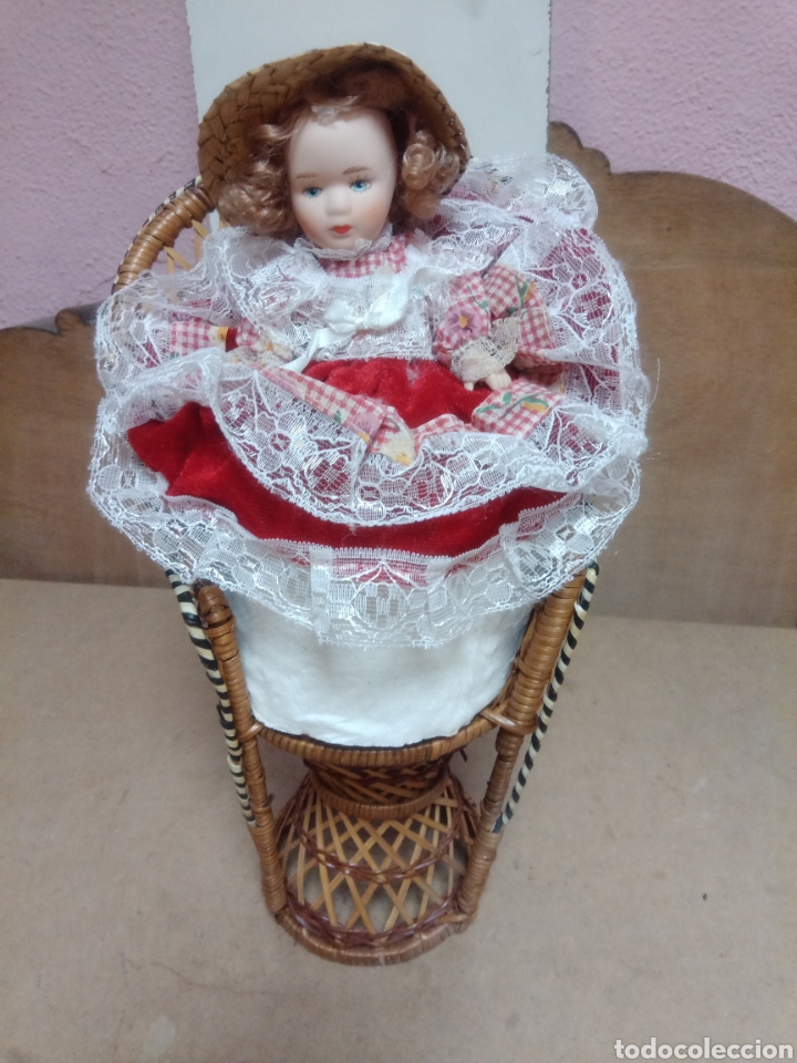 Mu&ntilde;ecas porcelana: Mu&ntilde;eca con silla de mimbre - Foto 1