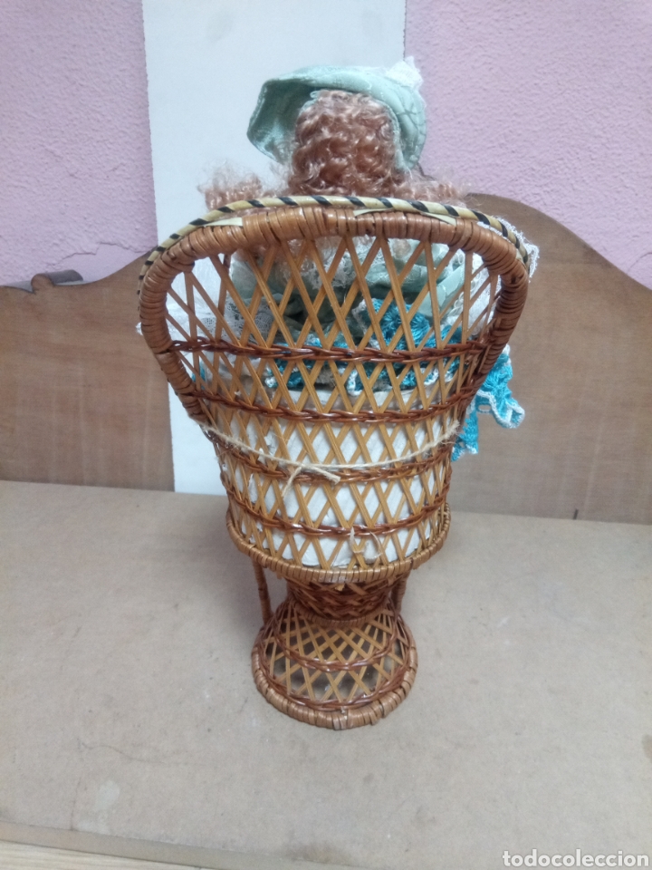 Mu&ntilde;ecas porcelana: Mu&ntilde;eca con silla de mimbre - Foto 3