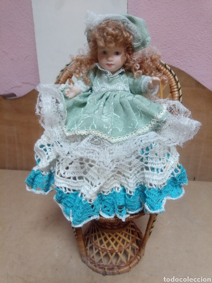 Mu&ntilde;ecas porcelana: Mu&ntilde;eca con silla de mimbre - Foto 1