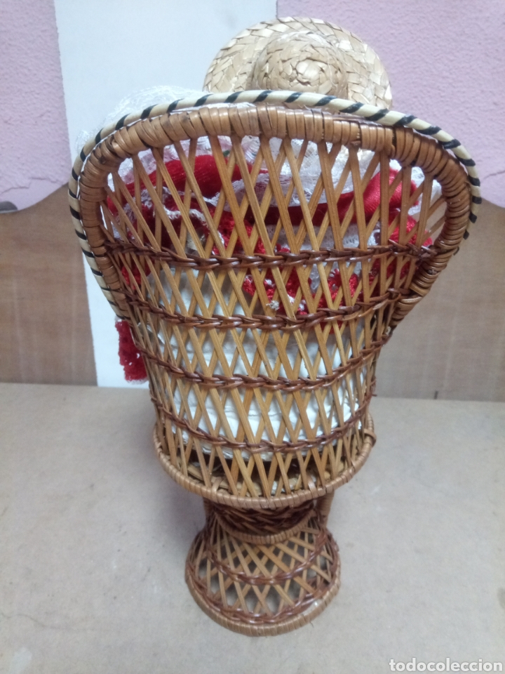 Mu&ntilde;ecas porcelana: Mu&ntilde;eca con silla de mimbre - Foto 2