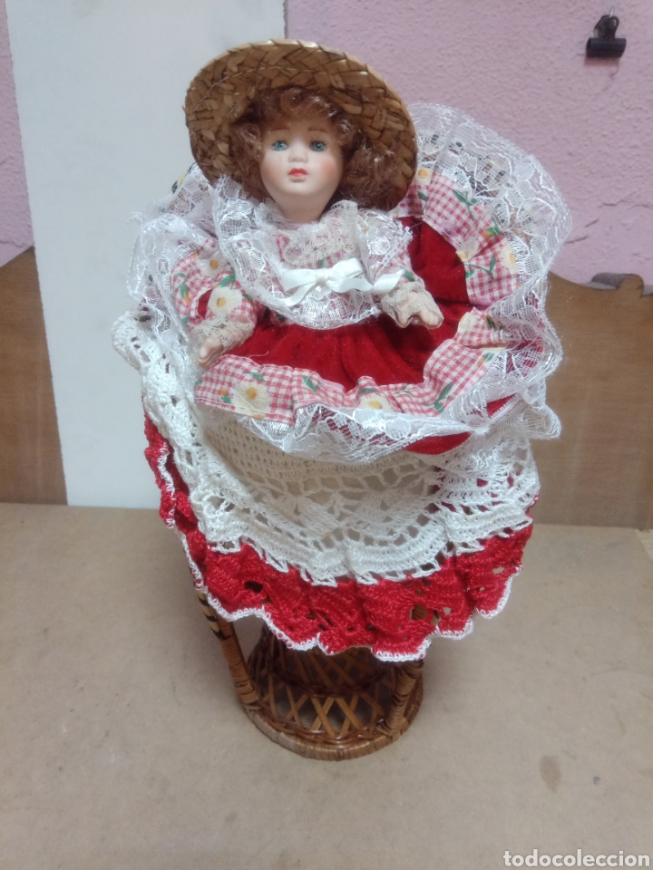 Mu&ntilde;ecas porcelana: Mu&ntilde;eca con silla de mimbre - Foto 1