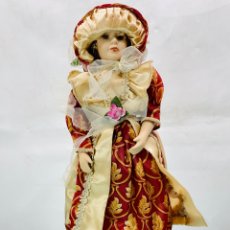Muñecas Porcelana: MUÑECA DE PORCELANA CON TRAJE HECHO A MANO. Lote 311872143