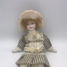 Muñecas Porcelana: BONITA MUÑECA DE PORCELANA. Lote 317861913
