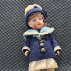 Bambole Porcellana: ANTIGUA MUÑECA CON CARA DE PORCELANA Y CUERPO MADERA PRENSADA. Lote 324136693