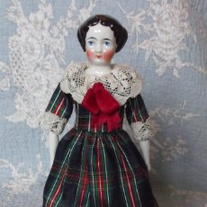 Bambole Porcellana: PRECIOSA MUÑECA DE PORCELANA DE CHINA, PEINADO 1860, VESTIDA COMPLETA