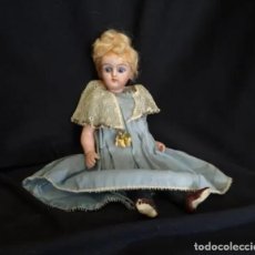 Bambole Porcellana: RESERVADA..ANTIGUA MUÑECA DE PORCELANA PEQUEÑA, ROPA ORIGINAL, NUMEROS. Lote 344761528