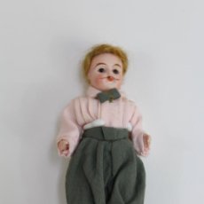 Bambole Porcellana: MUÑECO MINIATURA DE PORCELANA CON ROPA ORIIGINAL.. Lote 353589288