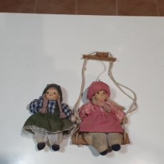 Muñecas Porcelana: 2 MUÑECAS PEQUEÑAS, 12 CM, CON CABEZA DE PORCELANA, UNA CON COLUMPIO.. Lote 364297071