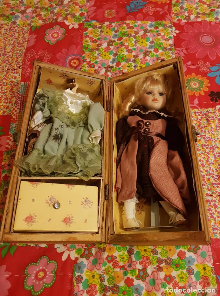 muñeca de porcelana fina con guarda vestido y r - Compra venta en  todocoleccion