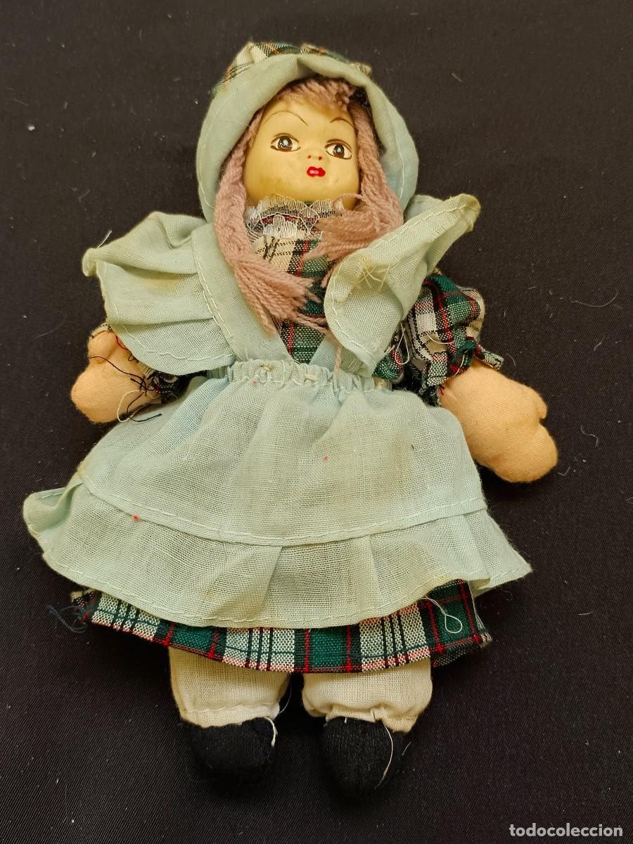Muñecas Porcelana: PRECIOSA MUÑEQUITA CON CARA DE PORCELANA, RESTO DE TELA. AÑOS 70