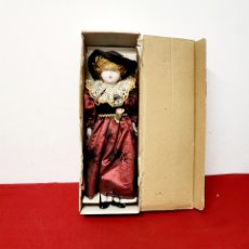 Muñecas Porcelana: MUÑECA DE PORCELANA .MIDE DE ALTO 45 CM. Lote 401860159