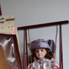 Muñecas Porcelana: MUÑECA DE PORCELANA / EN COLUMPIO / DE ” REGAL ARTS ” / AÑOS-80 / NUEVA
