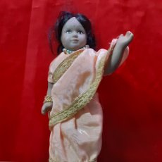Muñecas Porcelana: ANTIGUA MUÑECA INDIA DE PORCELANA CON VESTIDO. EN MUY BUEN ESTADO