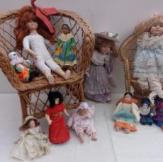 Muñecas Porcelana: LOTE 11 MUÑECAS DE PORCELANA Y 2 SILLAS DE MIMBRE