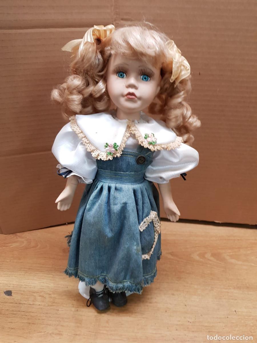 Poup&eacute;es Porcelaine: ANTIGUA MU&Ntilde;ECA- 33 CM DE ALTO-CON BASE DE METAL