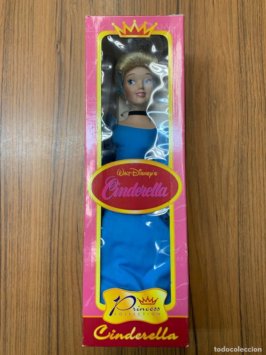 Mu&ntilde;ecas Porcelana: Preciosa mu&ntilde;eca de porcelana de la Cenicienta, perteneciente a la &rdquo;Walt Disney&rsquo;s Princess Collection
