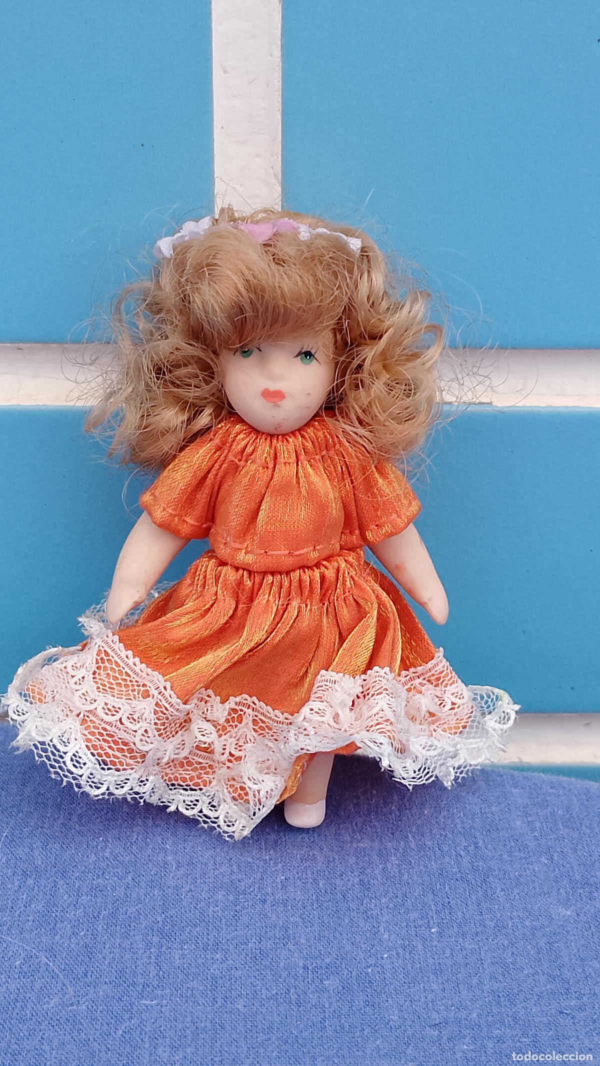 Mu&ntilde;ecas Porcelana: Antigua mu&ntilde;eca de porcelana en miniatura para casas de mu&ntilde;ecas