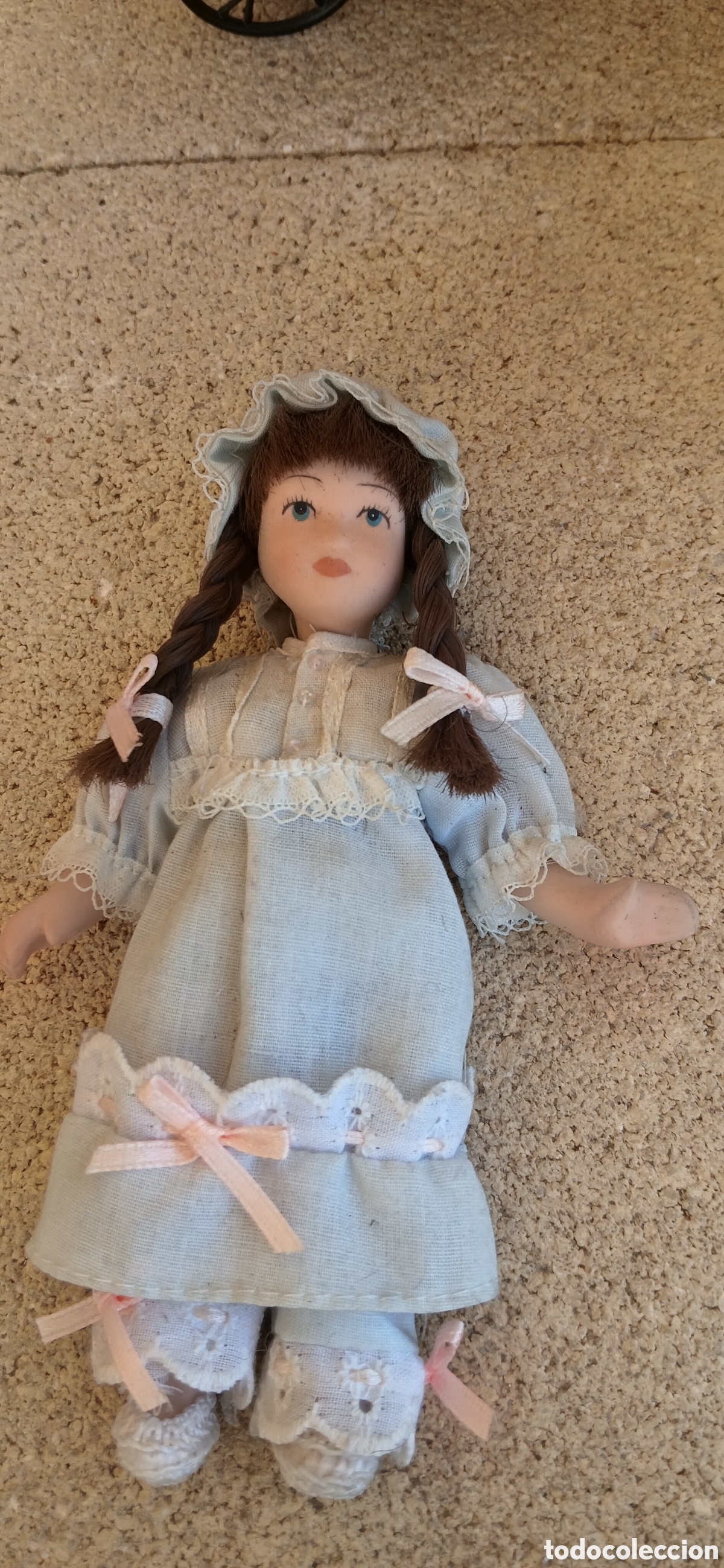 Mu&ntilde;ecas Porcelana: LOTE 24 MU&Ntilde;ECAS PORCELANA EN MINIATURA Y 5 ACCESORIOS DE INMOVILARIO JJ