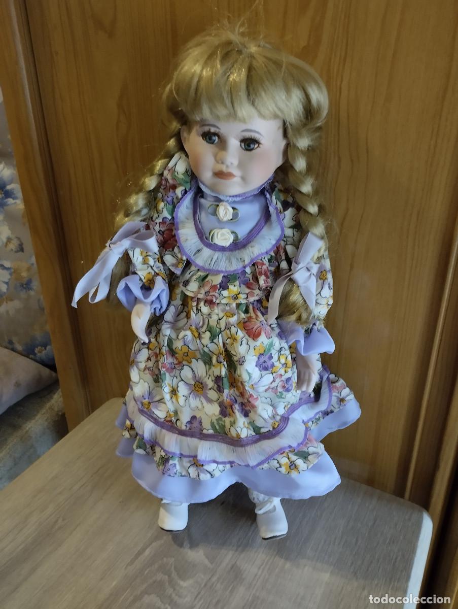 Mu&ntilde;ecas Porcelana: mu&ntilde;eca de porcelana rubia con trenzas y vestido floreado