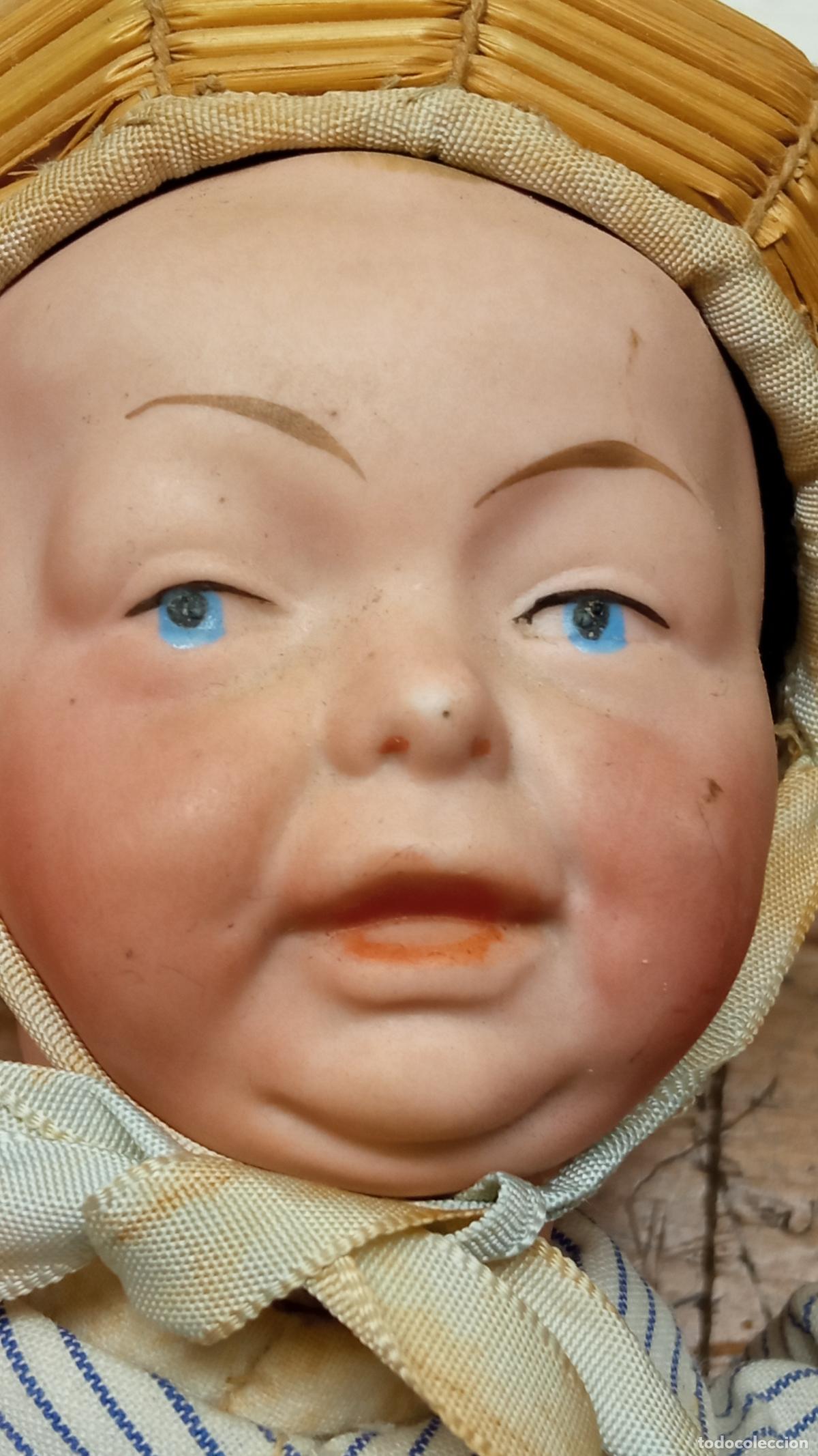 Mu&ntilde;ecas Porcelana: Antiguo mu&ntilde;eco de car&aacute;cter - Ni&ntilde;o con chichonera y babi en pupitre de madera