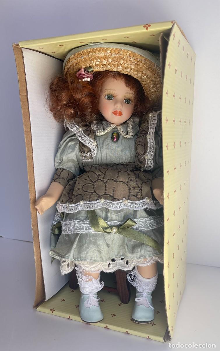 Mu&ntilde;ecas Porcelana: MU&Ntilde;ECA de PORCELANA con taburete de madera y caja REGAL ARTS
