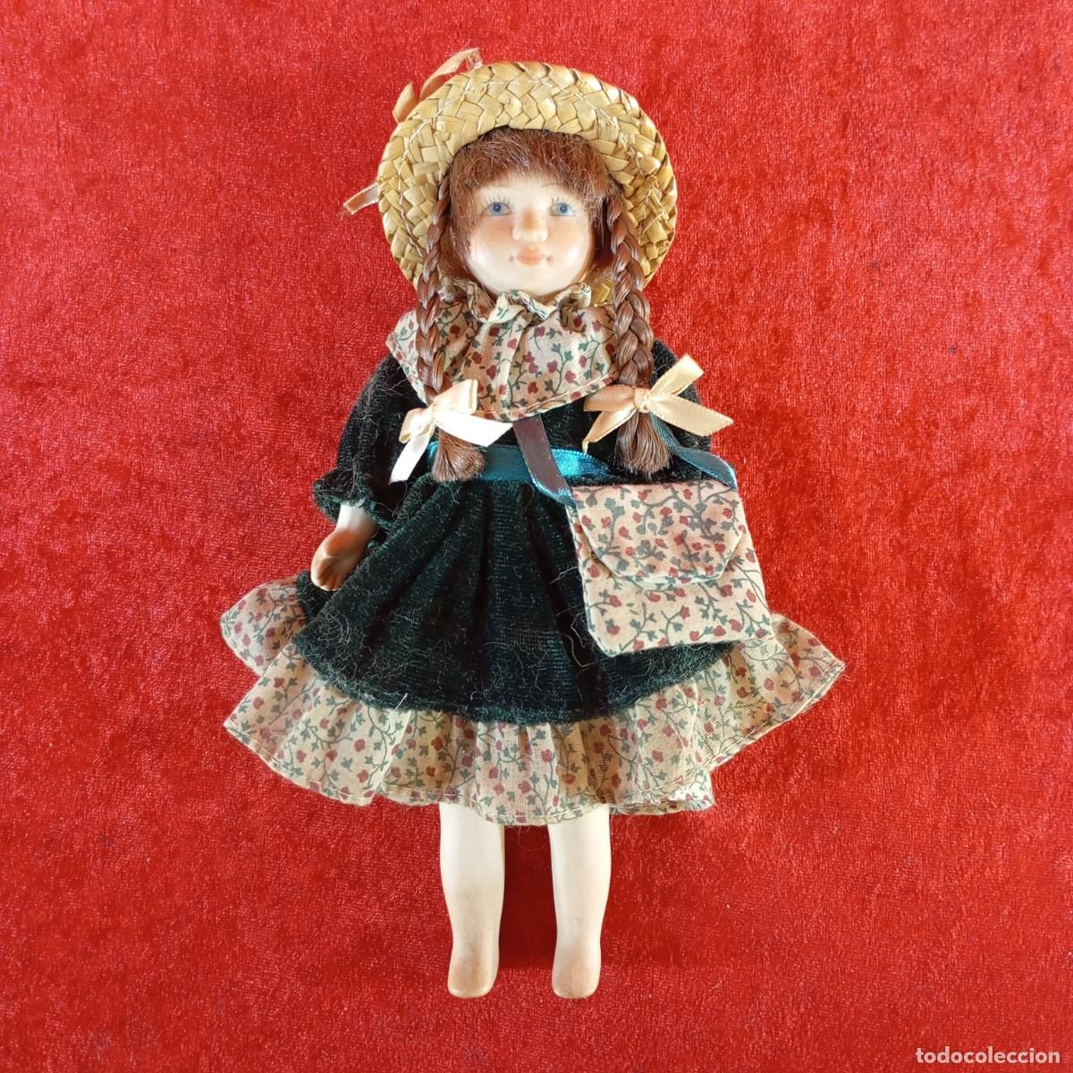 Mu&ntilde;ecas Porcelana: PRECIOSA MU&Ntilde;ECA DE PORCELANA - VINTAGE - VESTIDO CLASICO DE TERCIOPELO - 225 X 100 MM / 5670