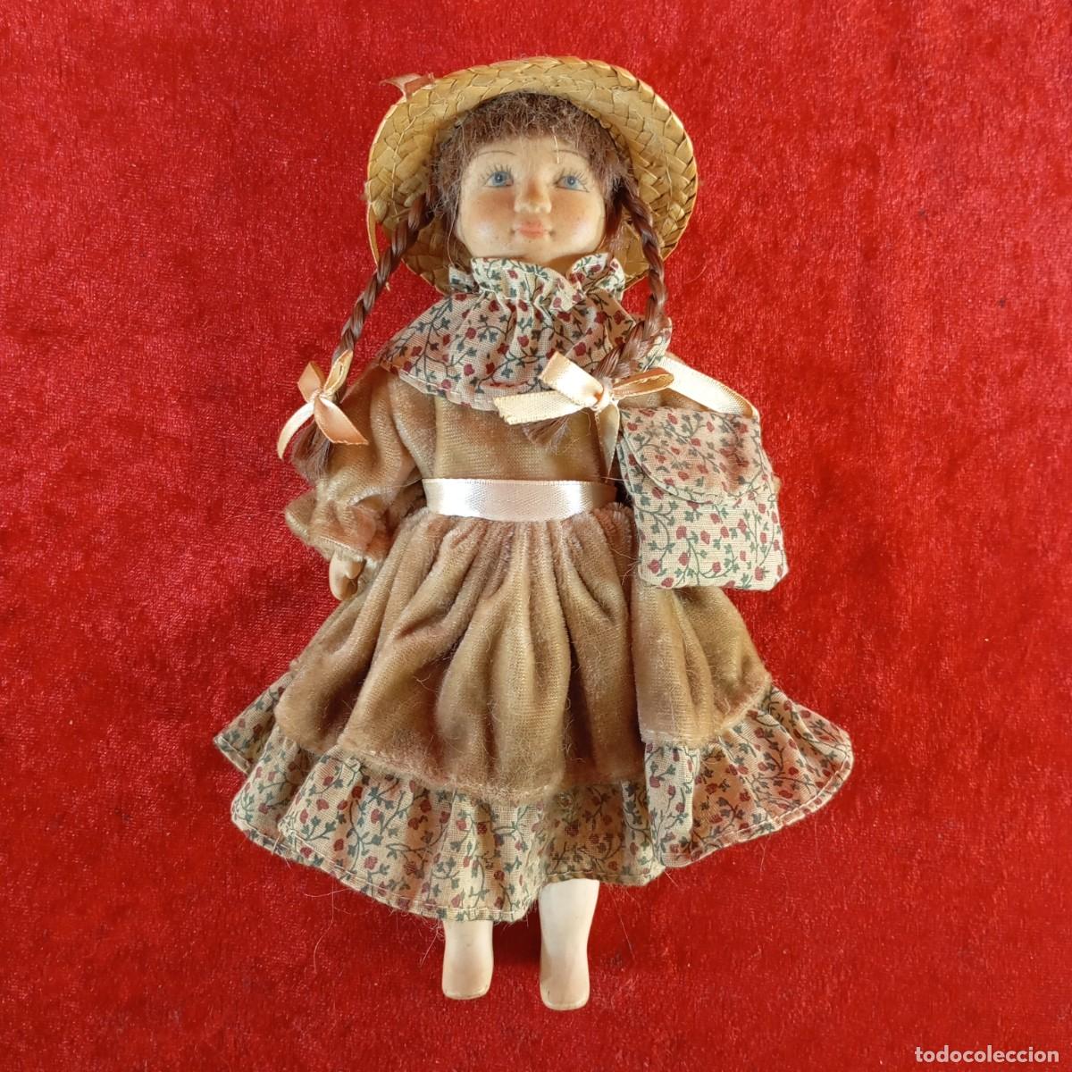 Mu&ntilde;ecas Porcelana: PRECIOSA MU&Ntilde;ECA DE PORCELANA - VINTAGE - VESTIDO CLASICO DE TERCIOPELO - 225 X 100 MM / 5671