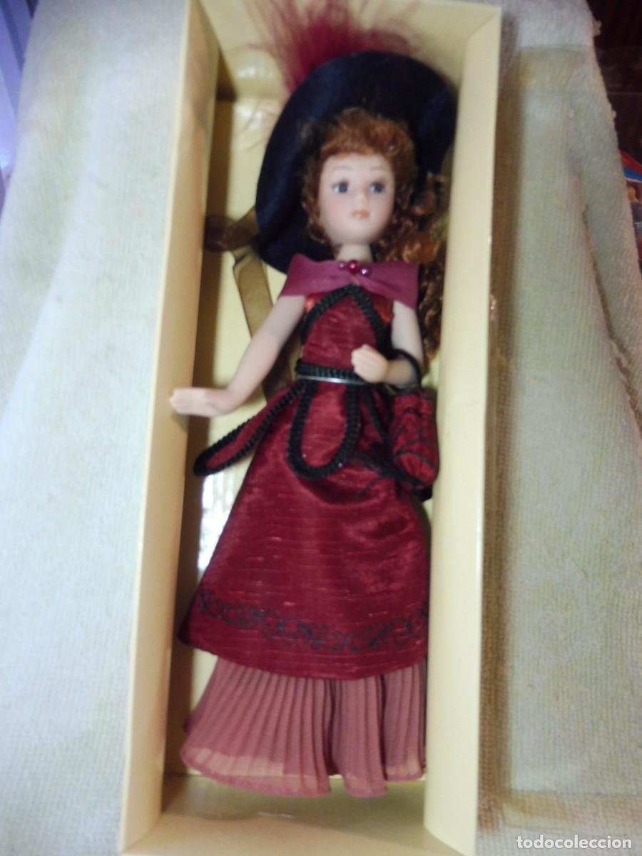 Mu&ntilde;ecas Porcelana: Mu&ntilde;eca articulada de porcelana Damas de &Eacute;poca Emma Bovary en caja, Planeta de Agostini
