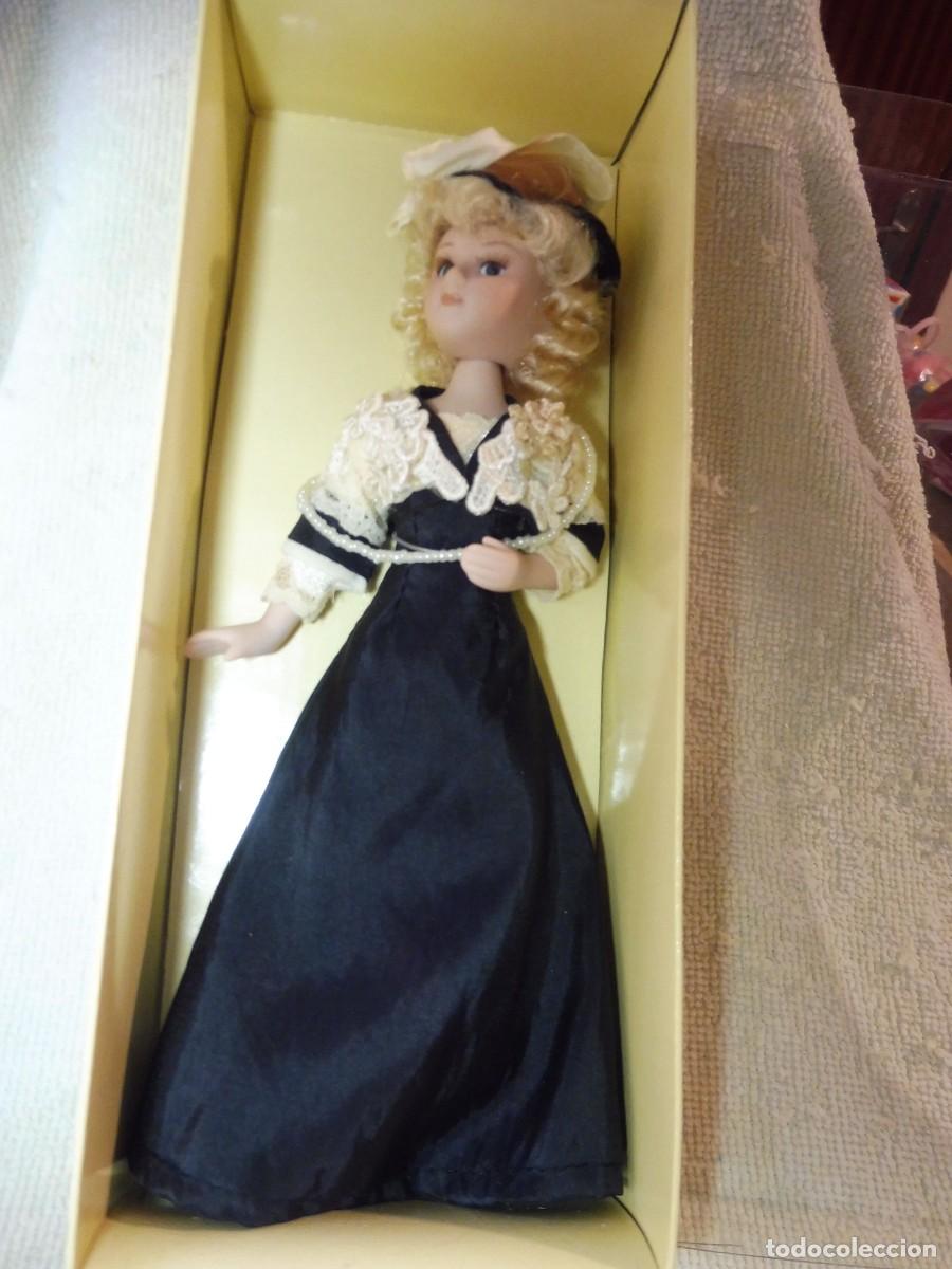Mu&ntilde;ecas Porcelana: Mu&ntilde;eca articulada de porcelana Damas de &Eacute;poca Margaret Schlegel en caja, Planeta de Agostini