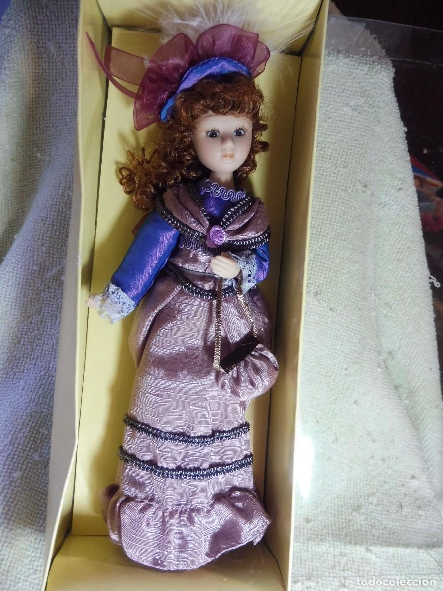 Mu&ntilde;ecas Porcelana: Mu&ntilde;eca articulada de porcelana Damas de &Eacute;poca Constance Chatterley en caja, Planeta de Agostini