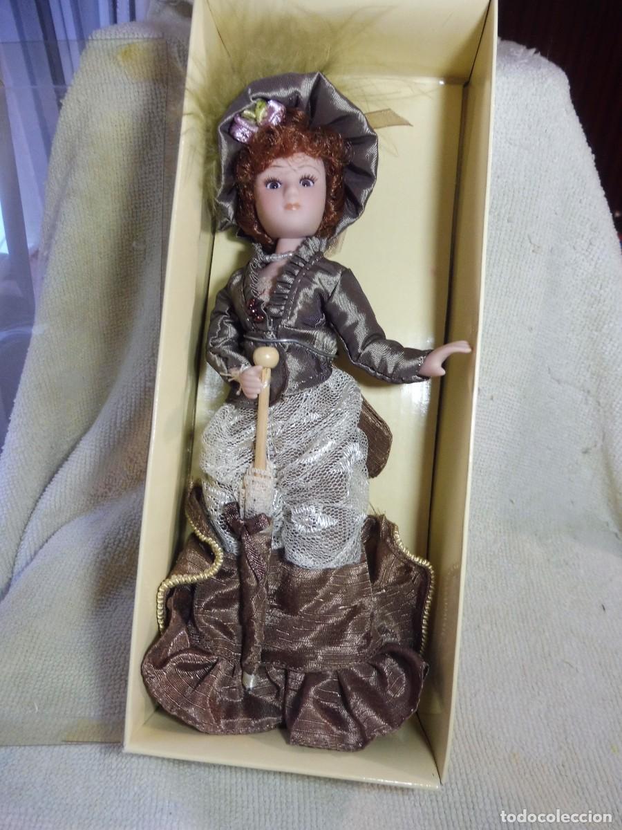Mu&ntilde;ecas Porcelana: Mu&ntilde;eca articulada de porcelana Damas de &Eacute;poca Jane Eyre con caja, Planeta de Agostini