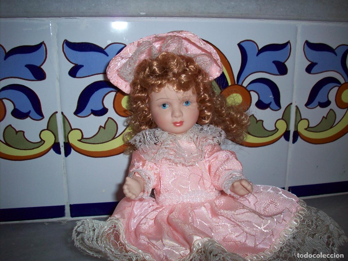 Mu&ntilde;ecas Porcelana: mu&ntilde;eca peque&ntilde;a de porcelana con vestido rosa sin zapatos 22cm