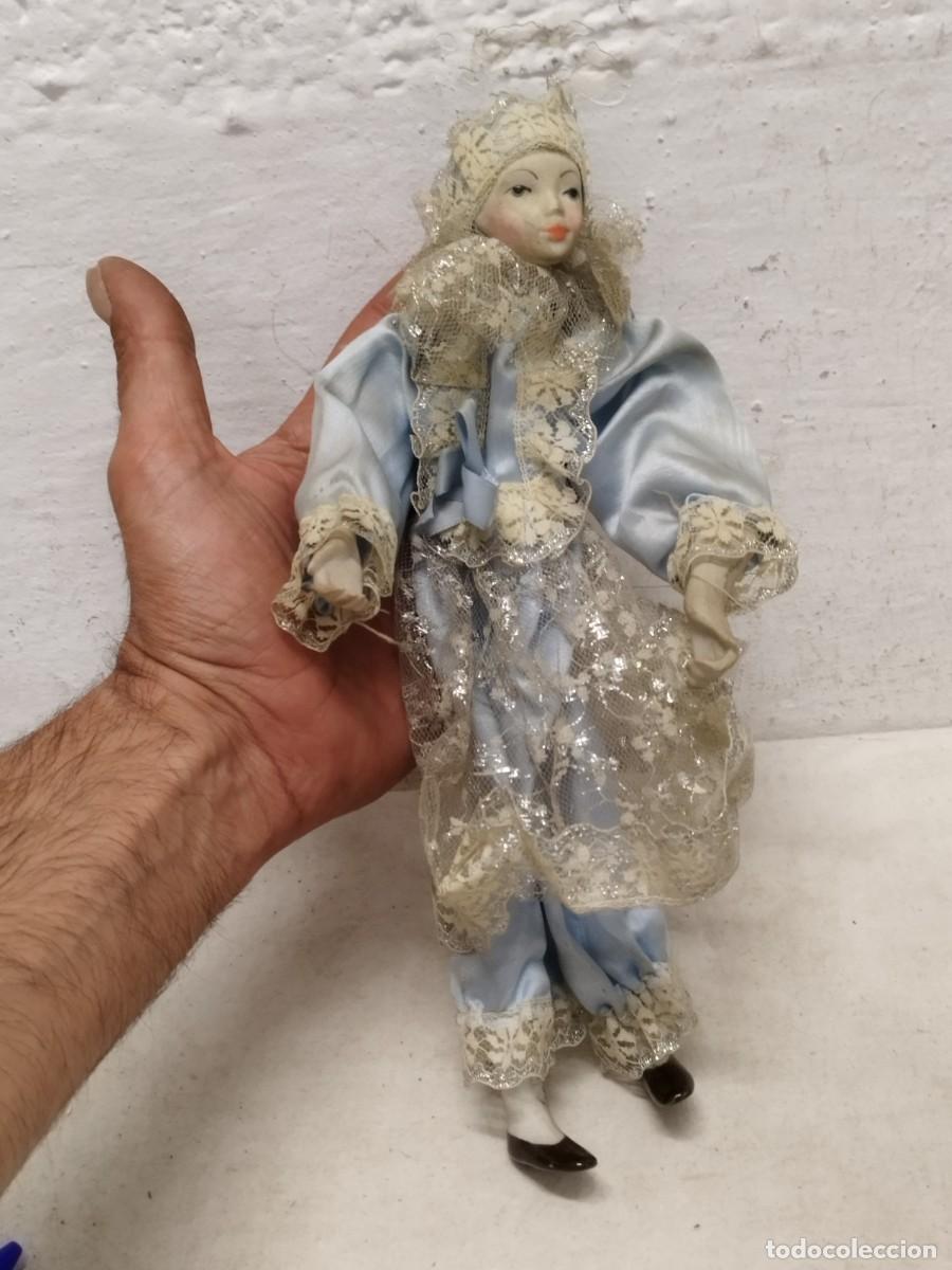Mu&ntilde;ecas Porcelana: Antigua mu&ntilde;eca de porcelana. Con encaje y sat&eacute;n en tonos azules y plateados.