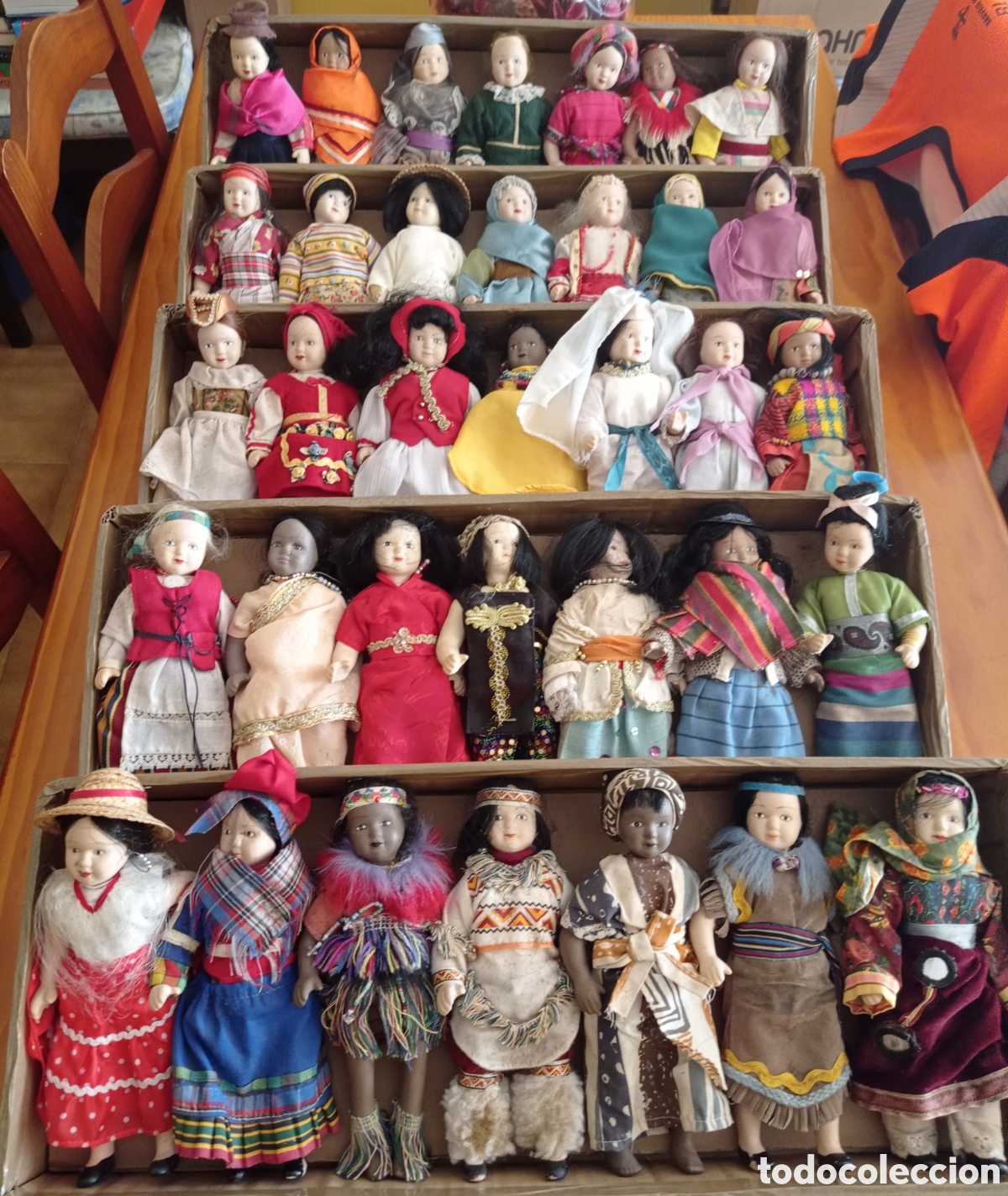 Mu&ntilde;ecas Porcelana: MU&Ntilde;ECAS DEL MUNDO COL. RBA 40 PAISES
