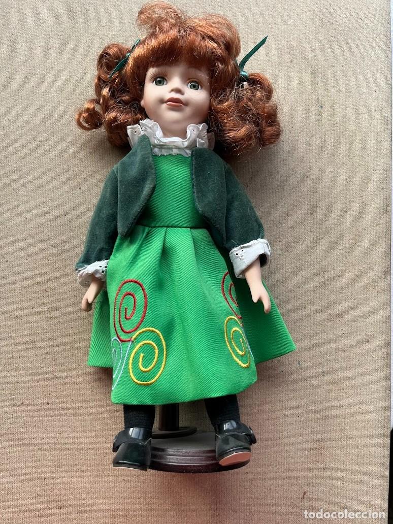 Mu&ntilde;ecas porcelana: Mu&ntilde;eca porcelana vestido bordados celtas / Colecci&oacute;n Heritage Irish Doll /