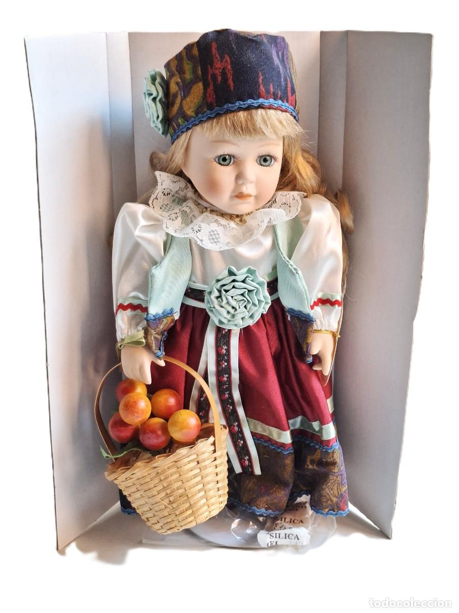 Mu&ntilde;ecas porcelana: MU&Ntilde;ECA DE PORCELANA VINTAGE &rdquo;HELGA&rdquo; - THE LEONARDO COLLECTION - EN CAJA - 32 CM ALTO