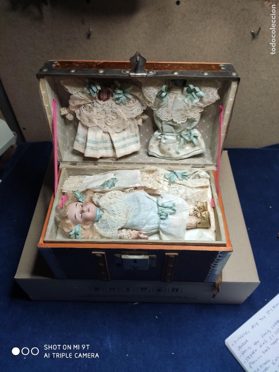 Bonecas Porcelana: MU&Ntilde;ECA DE PORCELANA CON BAUL Y ROPA APROXIMADAMENTE A&Ntilde;OS 20 0 30