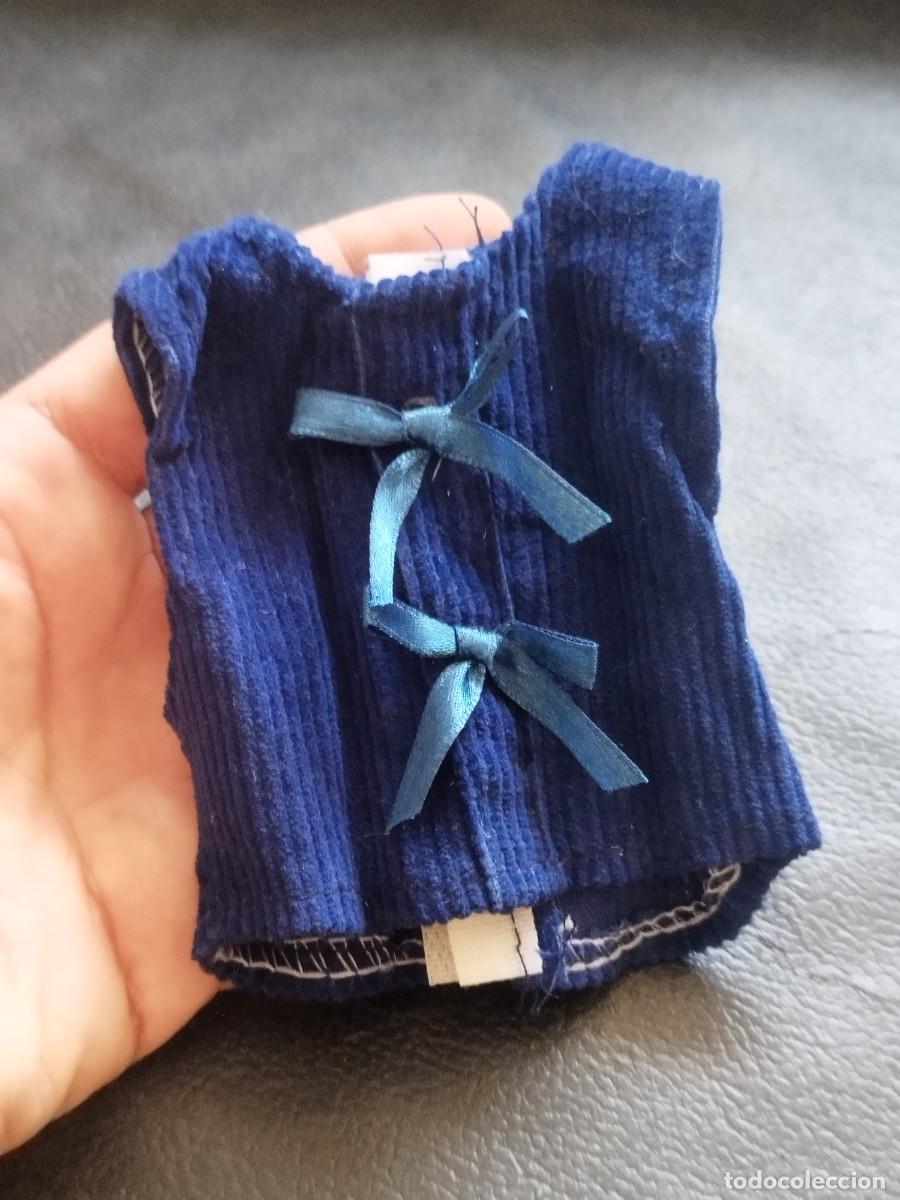 Mu&ntilde;ecas porcelana: Chaleco de pana de color azul con lazos. Para mu&ntilde;eca porcelana, mu&ntilde;eco.