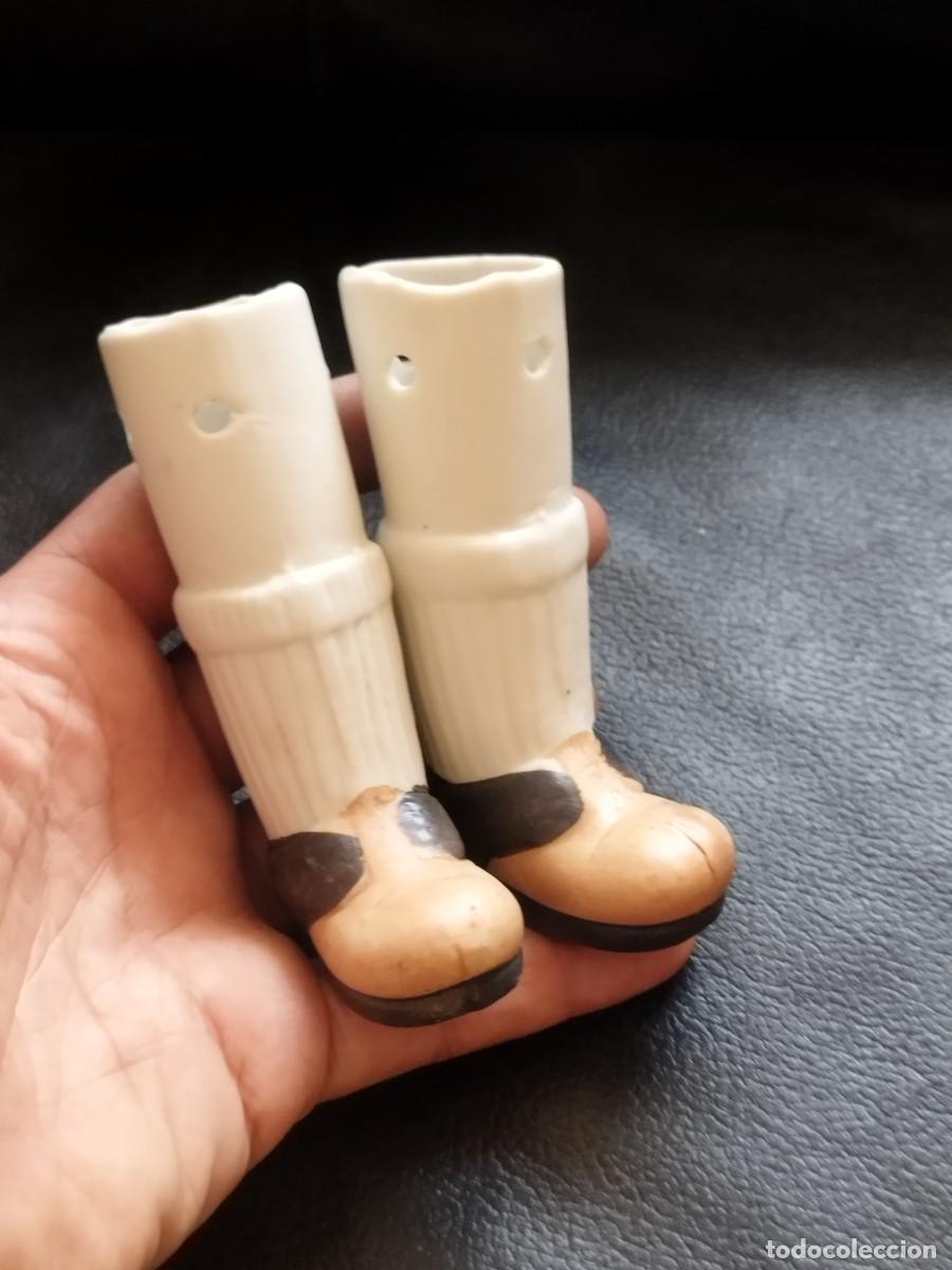 Mu&ntilde;ecas porcelana: Pareja de piernas de mu&ntilde;eca de porcelana antigua. Pintadas con zapatos.