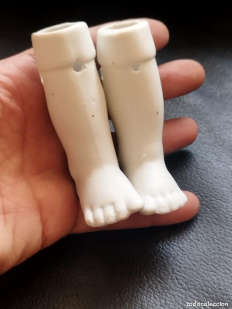 Mu&ntilde;ecas porcelana: Antigua pareja de piernas de porcelana, para mu&ntilde;eca bebe.