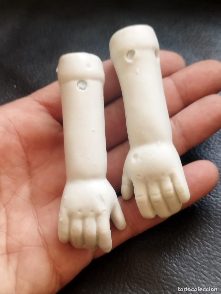 Mu&ntilde;ecas porcelana: Antigua pareja de brazos de porcelana, para mu&ntilde;eca, casa de mu&ntilde;ecas.