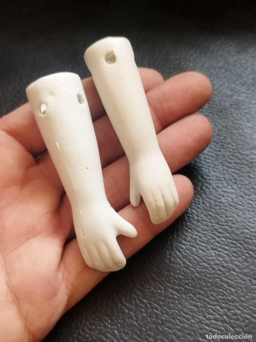 Mu&ntilde;ecas porcelana: Antigua pareja de brazos de porcelana, para mu&ntilde;eca, casa de mu&ntilde;ecas.