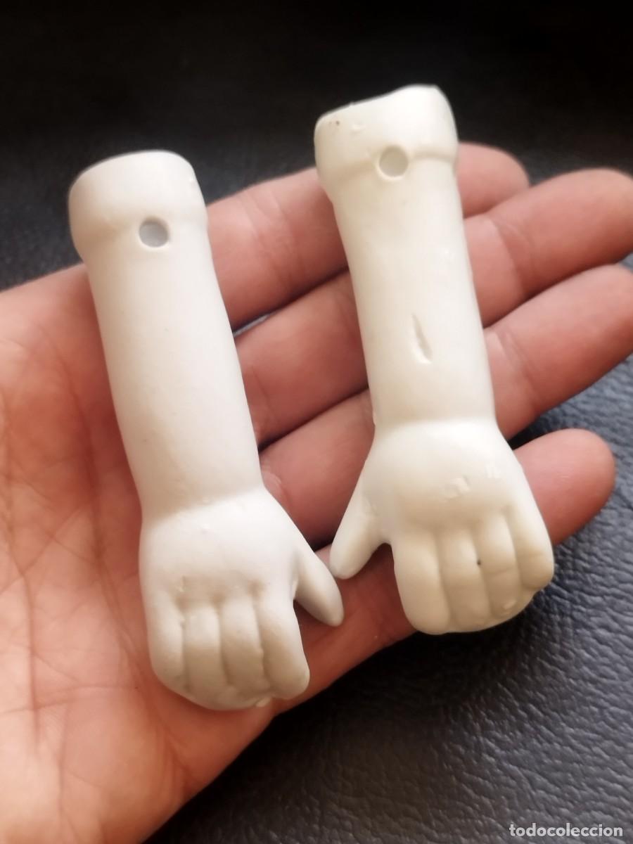 Mu&ntilde;ecas porcelana: Antigua pareja de brazos de porcelana, para mu&ntilde;eca, casa de mu&ntilde;ecas.