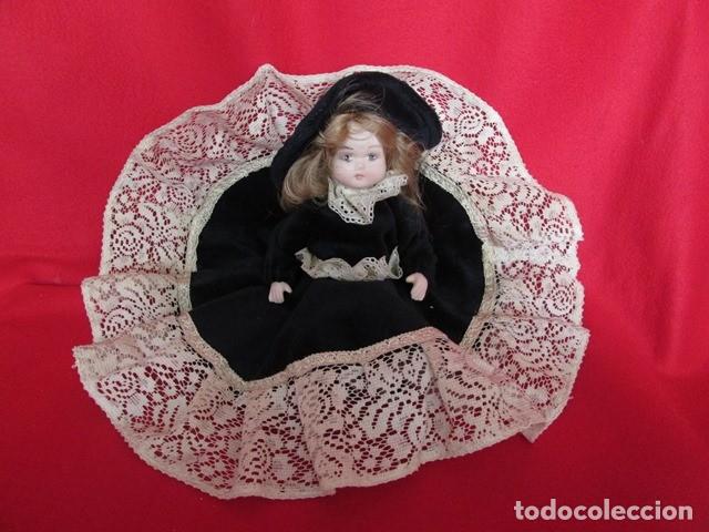 Mu&ntilde;ecas porcelana: Bambola, bambolina in porcellana con abito in velluto nero, cappellino impreziosita da pizzo bianco.