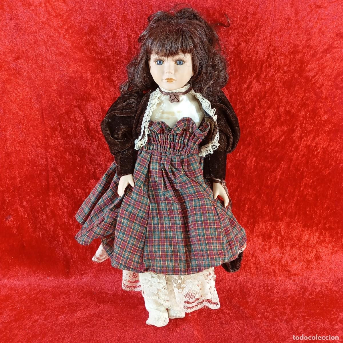 Mu&ntilde;ecas porcelana: PRECIOSA MU&Ntilde;ECA DE PORCELANA - VESTIDO DE CUADROS ROJOS Y VERDES - 40 X 17 CM